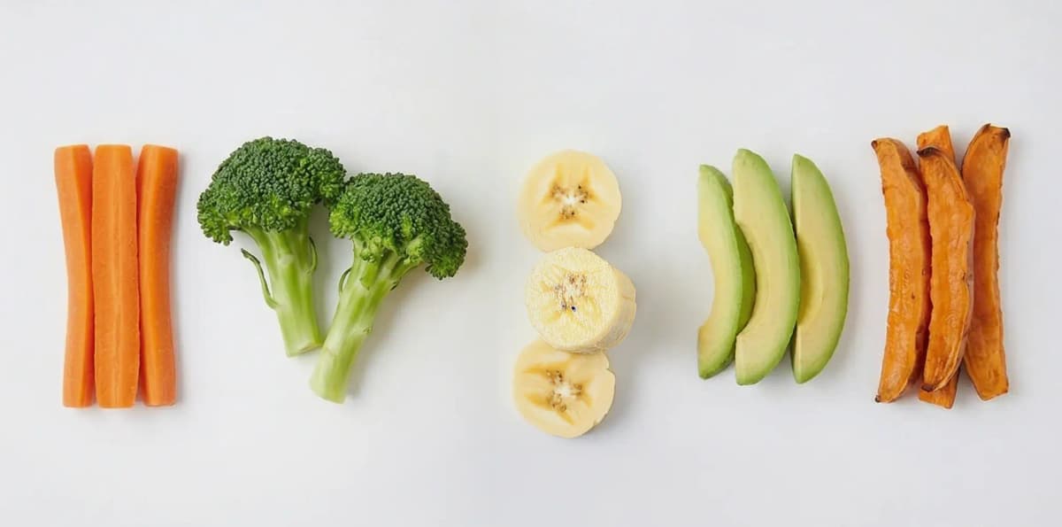 Banana, avocado, bastoncini di carota, ciuffi di broccolo e striscioline di patata dolce: cinque primi alimenti semplici per lo svezzamento